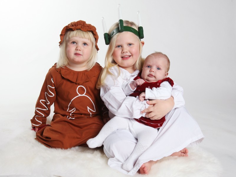 Julia, 4 år, Alice, 2 år och Meya, 2 månader, Umeå, önskar glad lucia till er alla.

